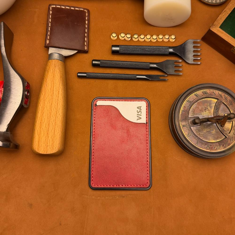 BİDERİ KYBELE HAKİKİ DERİ YAPIŞKANLI KARTLIK KIRMIZI